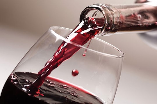 Cải thiện sức khỏe bằng một ly rượu vang đỏ