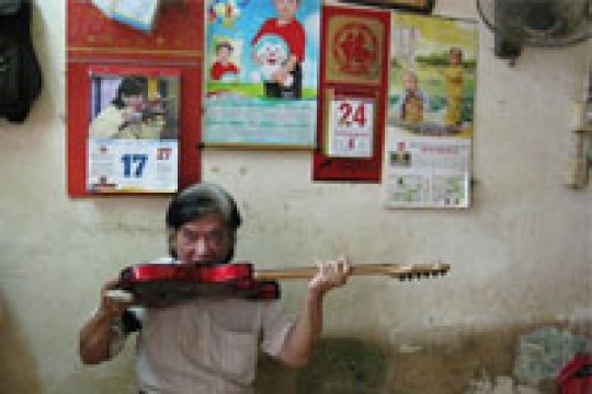 Người chơi guitar bằng răng duy nhất ở Việt Nam
