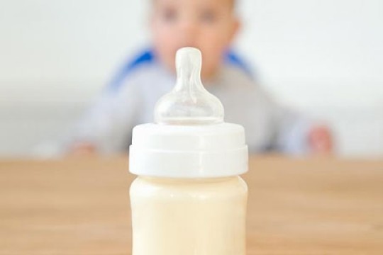 Tranh luận về sữa mẹ và sữa công thức