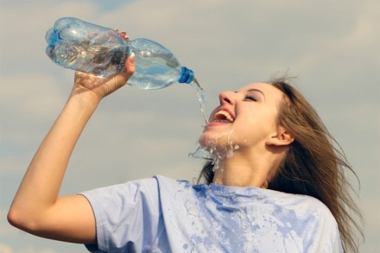 6 cách uống nước gây hại cho sức khỏe