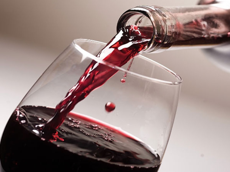 Cải thiện sức khỏe bằng một ly rượu vang đỏ