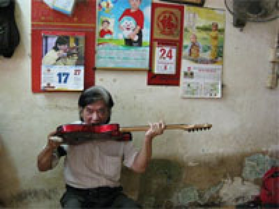 Người chơi guitar bằng răng duy nhất ở Việt Nam