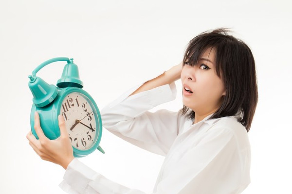 5 thói quen xấu khi ngủ dậy tổn hại đến sức khoẻ