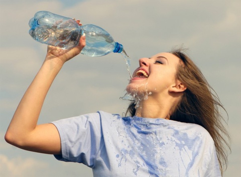 6 cách uống nước gây hại cho sức khỏe