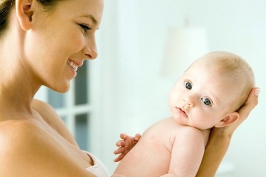 5 cách bế trẻ sơ sinh theo nhu cầu của bé
