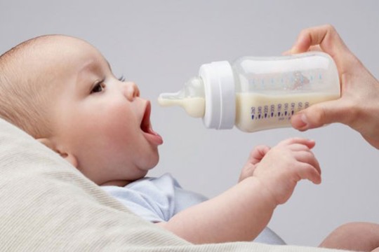 Những điều cần lưu ý khi cho trẻ uống sữa