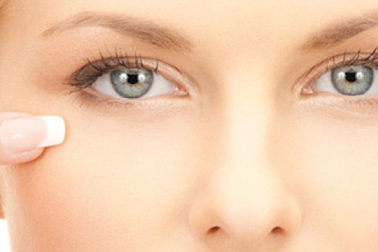 Những điều nên làm khi chăm sóc vùng da quanh mắt