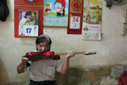 Người chơi guitar bằng răng duy nhất ở Việt Nam